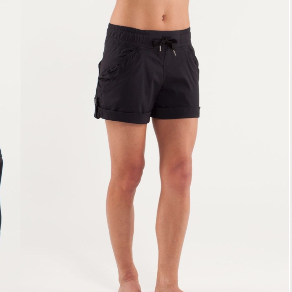 Lululemon- play in the sun shorts roll tab black